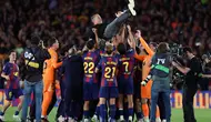 Para pemain Barcelona merayakan kemenangan bersama pelatih asal Jerman Barcelona, Hans-Dieter Flick, setelah memenangkan pertandingan liga Spanyol antara FC Barcelona dan Real Madrid CF di Stadion Camp Nou, Barcelona, pada 10 Mei 2026. Barcelona menang 2-0. (Josep LAGO / AFP)