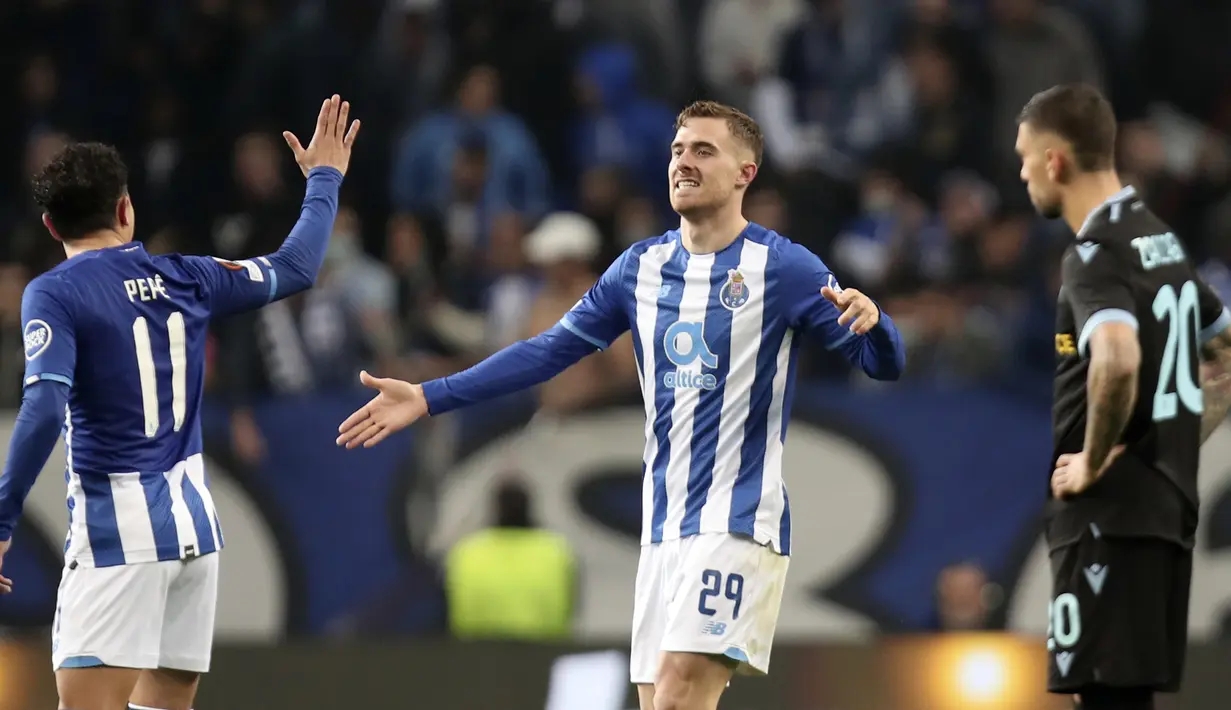 Pemain Porto Toni Martinez (tengah) merayakan dengan rekan setimnya Pepe dilihat pemain Lazio Mattia Zaccagni setelah mencetak gol ke gawang Lazio pada pertandingan Liga Europa di Stadion Dragao, Porto, Portugal, 17 Februari 2022. Porto menang 2-1. (AP Photo/Luis Vieira)