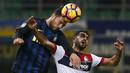 Duel antara pemain Inter Milan, Danilo D'Ambrosio (kiri) dan striker Crotone, Raffaele Palladino, dalam laga pekan ke-12 Serie A 2016-2017, di Stadion Giuseppe Meazza, Minggu (6/11/2016). (AFP/Marco Bertorello)