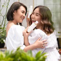 Bersama Amanda Manopo, Angelica memiliki bisnis skincare. Keduanya pun rampak kompak mengenakan pakaian serba putihnya. [@angelicamanopo]