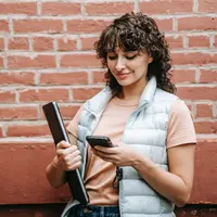 Simak cara pendaftaran vaksin Covid-19 secara online. (pexels/samlion).