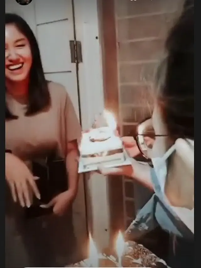 Kejutan ulang tahun ke-23 Ochi Rosdiana (Foto: Instagram/@ochi24)