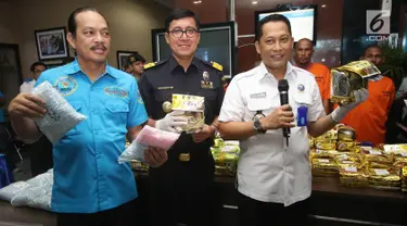 Kepala Badan Narkotika Nasional (BNN) Komjen Pol Budi Waseso (kanan) bersama Direktur Informasi Kepabeanan dan Cukai DJBC Bahaduri Wijayanta (tengah) menunjukan barang bukti penyelundupan narkotika di Jakarta, Rabu (27/9). (Liputan6.com/Immanuel Antonius)