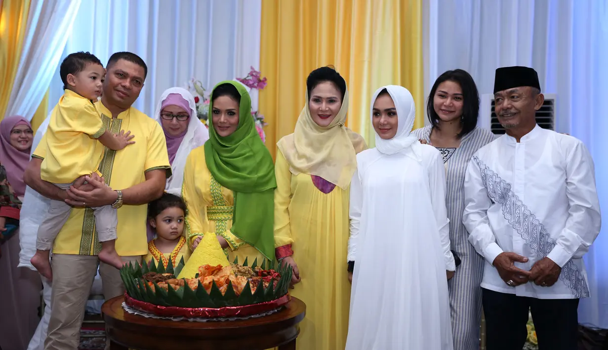 Keluarga Krisdayanti ikut hadir dan memberikan doa untuk sang bintang. (Bintang.com)