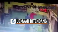 KESAL TANGAN TERINJAK, PRIA TENDANG JEMAAH MASJID