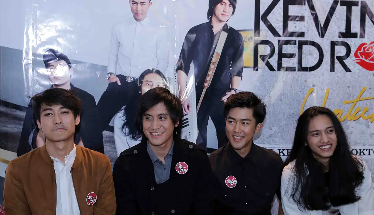 Kevin Aprilio bersama dengan grup vokalnya Kevin and The Red Rose kembali meramaikan di dunia musik Tanah Air. Setelah merilis single beberapa waktu lalu, kini meluncurkan album. (Deki Prayoga/Bintang.com)