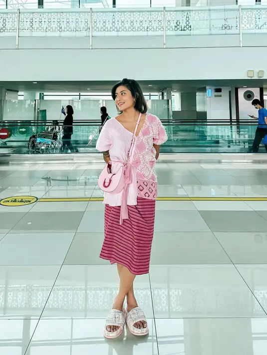 Kombinasi blus batik warna pink dengan kain tenun warna senada beri kesan manis pada penampilan. Pilihan sempurna untuk outfit bandara! [Instagram/narinkovilda]