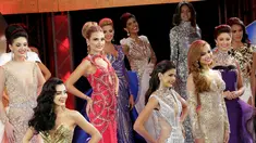 Para kontestan tampil seksi dengan gaun malam andalannya pada malam puncak Miss Venezuela 2016 di Caracas, Venezuela (5/10). Mereka bersaing memperebutkan mahkota yang akan diberikan langsung oleh Miss Venezuela 2015, Mariam Habach. (REUTERS/Marco Bello)
