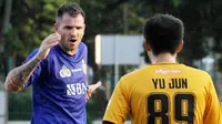 Pelatih Bhayangkara Fc, Simon McMenemy, memberikan arahan pada Lee Yu-Jun, saat latihan jelang laga perdana Liga 1 di Lapangan ABC Senayan, Jakarta, Senin (19/3/2018). Bhayangkara FC akan berhadapan dengan Persija Jakarta. (Bola.com/Asprilla Dwi Adha)