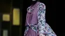 Model mengenakan busana rancangan desainer Cicik Mulyaningtias dalam Muslim Fashion Festival 2018 di Jakarta, Jumat (20/4). Cicik Mulyaningtias menampilkan rancangan gabungan dengan Bemberg TM Japan New Silky Fiber. (Liputan6.com/Faizal Fanani)