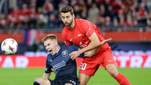 Pemain Brann, Vetle Dragsnes (kanan), dan pemain Rangers, Oliver Antman