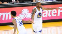 Forward Golden State Warriors, Andre Iguodala (kanan), berselebrasi dengan Shaun Livingston pada Gim 1 final NBA kontra Cleveland di Oracle Arena, Kamis (2/6/2016) malam waktu setempat. (Reuters/Bob Donnan-USA TODAY Sports)