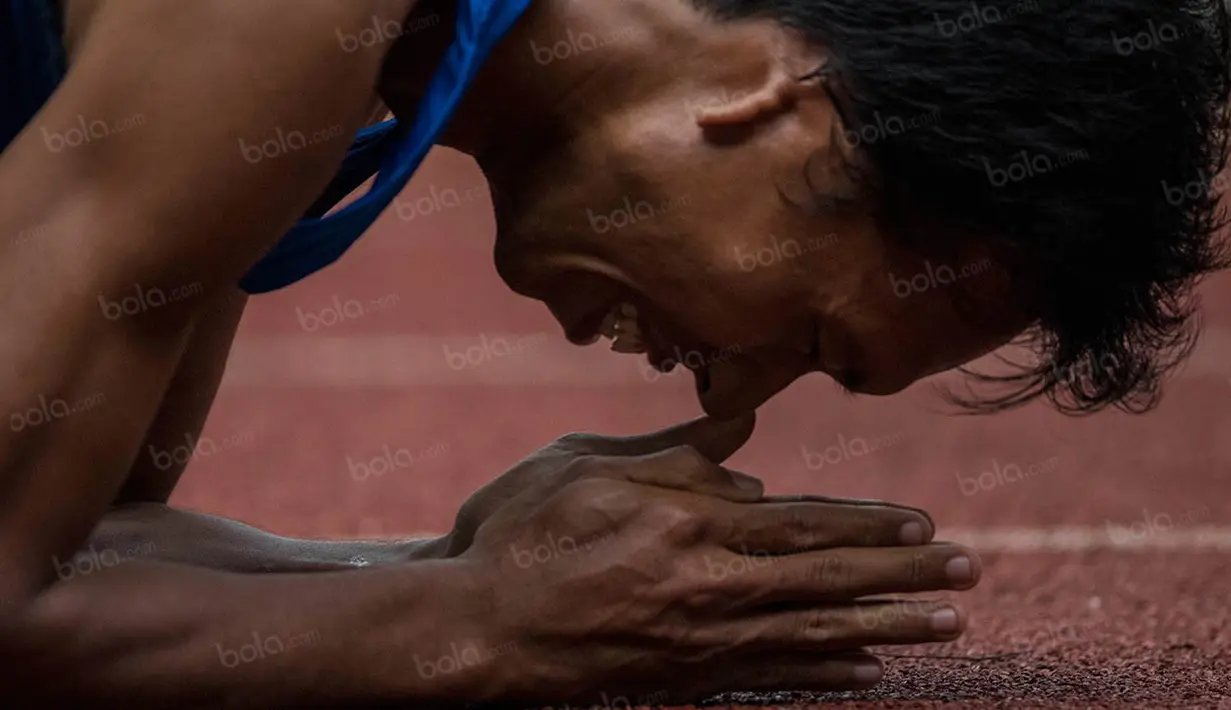 Foto Olahraga Terbaik - Atlet Jawa Tengah, Ega Rizki Firmanto, melakukan selebrasi pada Peparnas 2016 di Stadion Gelora Bandung Lautan Api, Bandung, Kamis (20/10/2016). (Bola.com/Peksi Cahyo)