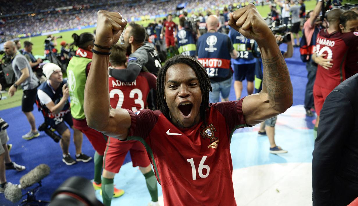 Renato Sanches. Gelandang berusia 24 tahun ini tampil cemerlang bersama Timnas Portugal di Piala Eropa 2016 Prancis. Sukses menjadi juara usai menang 1-0 atas tuan rumah Prancis melalui babak extra time, ia tampil dalam 6 laga termasuk partai final dengan torehan 1 gol. (AFP/Martin Bureau)