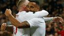 Penyerang timnas Inggris Callum Wilson merayakan gol ketiga Inggris bersama Wayne Rooney pada laga persabahatan kontra Amerika Serikat yang berlangsung di Stadion Wembley, Inggris. Timnas Inggris menang 3-0. (AFP/Ian Kington)