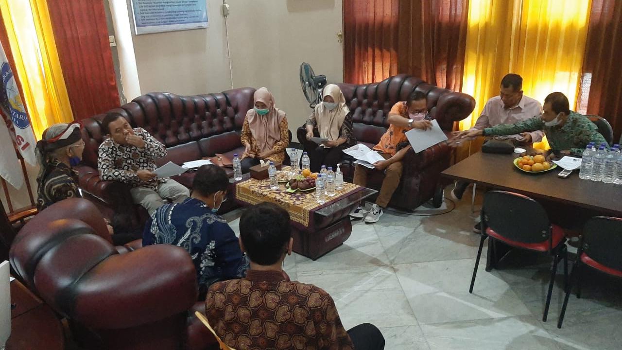 Anggota DPRD Ponorogo mendatangi kampus UTS untuk memastikan keaslian ijazah Sugiri Sancoko. (Dian Kurniawan/Liputan6.com)