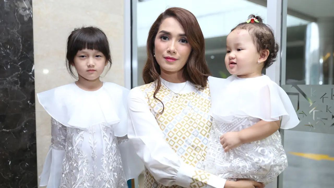[Bintang] Ussy Sulistiwaty