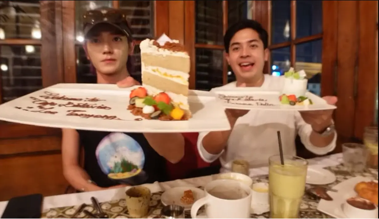 Taeyong mengaku pertemuannya dengan Jerome Polin membuat lidahnya lelah. Keduanya juga mendapatkan kue selamat datang dari owner cafe. "Welcome to Cafe Batavia Jerome Polin." kue yang sama juga  untuk Taeyong. [Youtube/Nihongo Mantappu]
