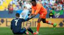 Striker Real Madrid, Cristiano Ronaldo, dibantu kiper Malaga, Carlos Kameni, setelah terjatuh dalam laga La Liga Spanyol di Estadio La Rosaleda, Minggu (21/2/2016) malam WIB. (AFP/Jorge Guerrero)