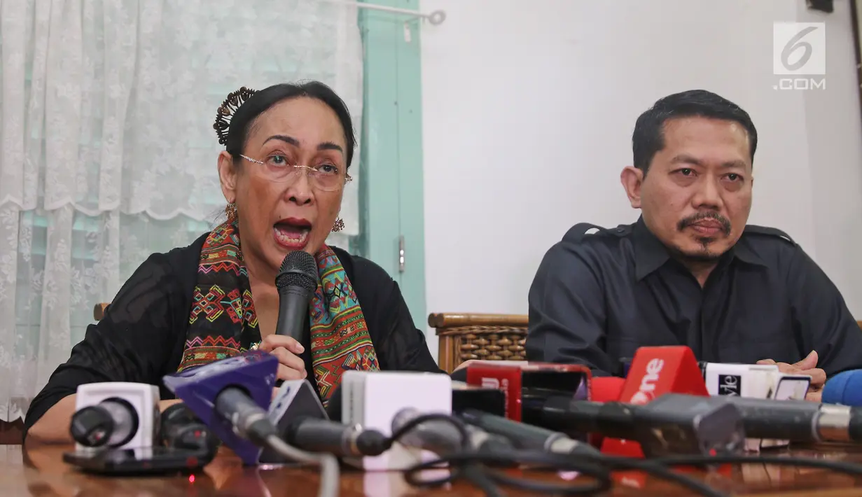 Budayawati, Sukmawati Soekarnoputri memberi keterangan pers di kawasan Cikini, Jakarta, Rabu (4/4). Sukmawati Soekarnoputri meminta maaf atas karya puisi miliknya yang berjudul "Ibu Indonesia", kepada umat Islam di Indonesia.(Liputan6.com/Herman Zakharia)