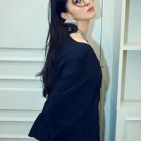 Han So Hee tidak jarang terlihat mengenakan riasan smokey eyes yang mempertegas area matanya yang memang sudah indah. Dengan kulit putih dan riasan smokey eyes, area lain cukup dibuat natural. Foto: Instagram.