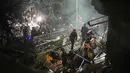 Pasukan keamanan Israel dan tim penyelamat melakukan upaya pencarian korban di tengah reruntuhan bangunan tempat tinggal yang dihantam rudal Iran di Haifa, Israel, Minggu, 5 April 2026. Rudal Iran menghantam sebuah bangunan tempat tinggal di Kota Haifa, Israel. (AP Photo/Ariel Schalit)