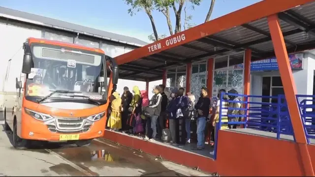 Sejumlah Buruh yang telah pulang kerja menunggu Bus Trans Jateng. (Istimewa)