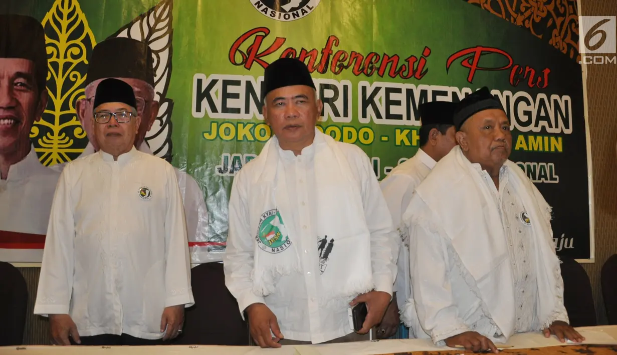Sejumlah ulama yang tergabung dalam Jaringan Kiai-Santri Nasional (JKSN) Jawa Tengah usai konferensi pers bertajuk  "Kenduri Kemenangan Jokowi-KH Ma'ruf Amin" di Semarang, Senin (22/4). Dalam acara ini para ulama akan berusaha menyatukan umat Islam seusai Pilpres 2019. (Liputan6.com/Gholib)