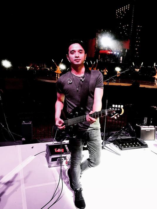 Walaupun dirinya sudah memasuki kepala tiga dan sudah memiliki istri dan anak, gaya Oncy masih seperti anak muda. (Liputan6.com/IG/@oncyungu)