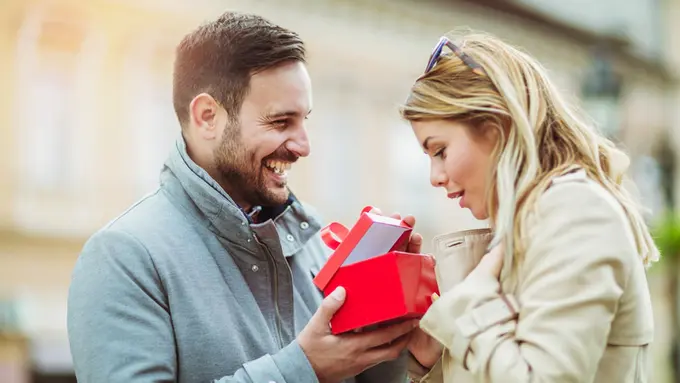 3 Hadiah Istimewa Buat Ulang Tahun Kekasih yang Suka Budaya Pop Korea