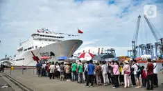 Warga saat antre untuk pemeriksaan kesehatan gratis oleh tim medis kesehatan dari Kapal RS Peace Ark milik Tentara Pembebasan Rakyat China (PLA) di kawasan JICT 2 Tanjung Priok, Jakarta Utara, Selasa (15/11/2022). Layanan pengobatan gratis untuk masyarakat umum ini merupakan bagian dari misi kemanusiaan Kapal RS Peace Ark ke luar negeri yang ke-10 setelah sebelumnya melakukan kunjungan ke Indonesia pada 2013. (merdeka.com/Iqbal S. Nugroho)