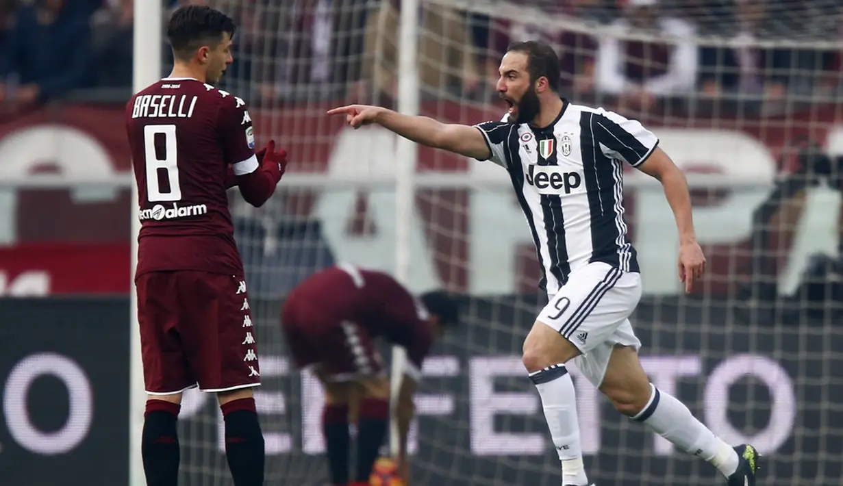 Ekspresi striker Juventus, Gonzalo Higuain, setelah mencetak gol ke gawang Torino dalam laga pekan ke-16 Serie A 2016-2017 di Stadion Olimpico Grande Torino, Minggu (11/12/2016). (AFP/Marco Bertorello)