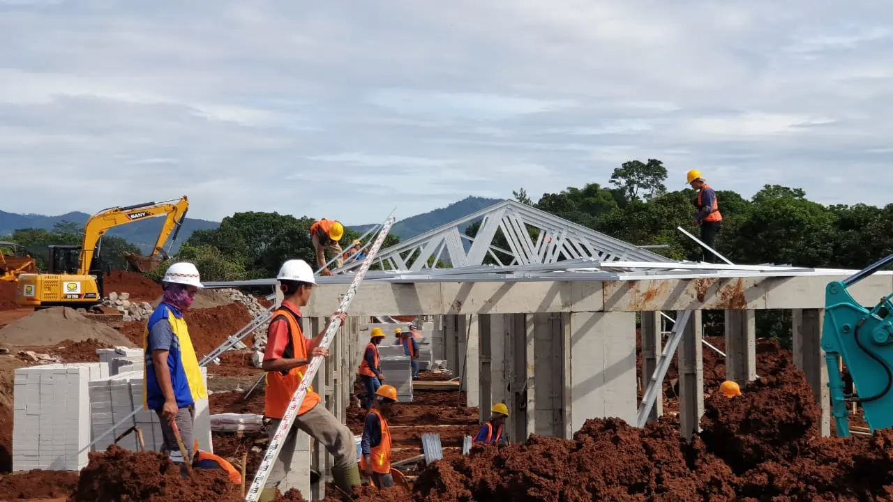 Kementerian PUPR mengirim stok panel Rumah Instan Sederhana Sehat (Risha) dan Rumah Sistem Panel Instan (Ruspin) dari sejumlah daerah ke Sulawesi Utara. (Dok Kementerian PUPR)