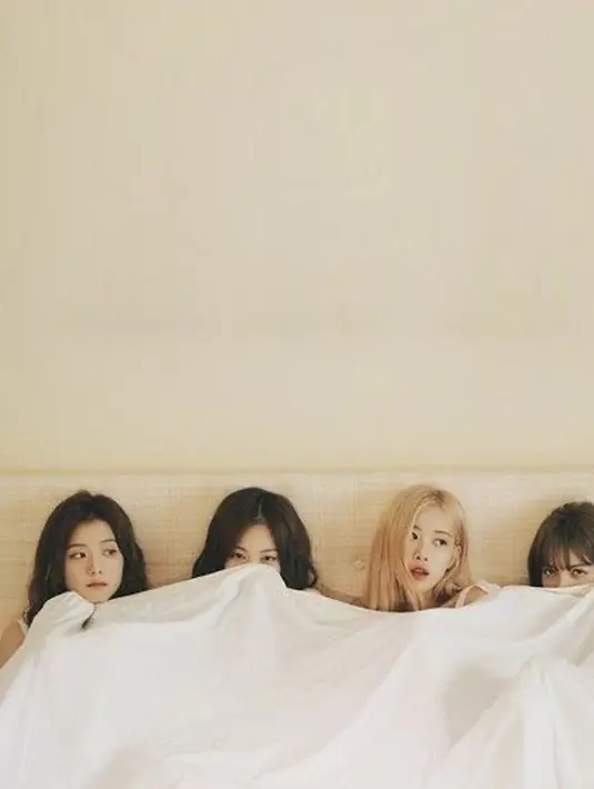<p>Tak cuma mengintip di celah pintu, kini fans juga bisa melihat ekspresi idolanya saat mengintip dari balik selimut. (Foto: Instagram/ jennierubyjane)</p>