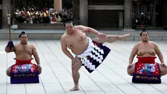 Pegulat sumo Kisenosato memimpin upacara mengentakkan kaki di Kuil Shinto Meiji Shrine, Tokyo, Selasa (9/1). Acara tradisional yang merupakan ritual Shinto ini menjadi bagian dari perayaan Tahun Baru tahunan di kuil tersebut. (Toshifumi KITAMURA/AFP)