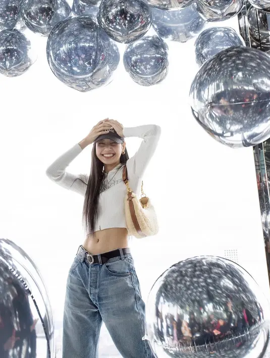 Pilihan outfit Lisa BLACKPINK memang tak pernah membosankan untuk disimak. Mengenakan cropped top lengan panjang berwarna putih, dipadunya dengan celana jeans, belt hitam, dan bag yang serasi untuk kesan kasual. Mana penampilan Lisa BLACKPINK yang jadi favoritmu nih, Sahabat FIMELA? Foto: Instagram.