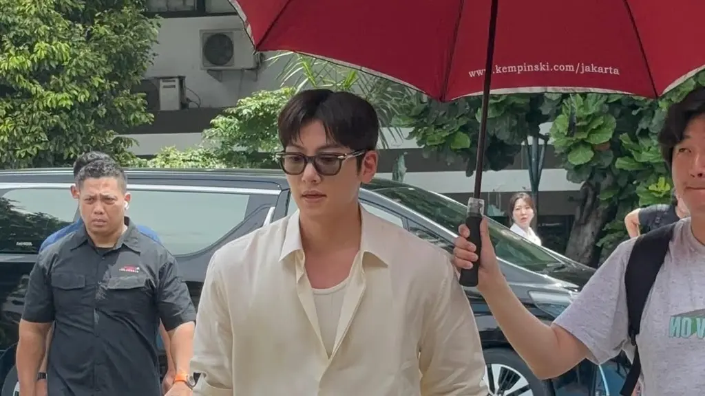 Alih-alih tampil mencolok layaknya selebriti di red carpet, Ji Chang Wook justru hadir dengan aura “CEO vibe” yang understated namun tetap berkelas. Gaya ini seolah menegaskan bahwa kehadirannya bukan sekadar tamu, melainkan sosok yang membawa misi dan dampak nyata. [@sman3jakarta.official].