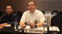 CEO Bali United, Yabes Tanuri, tampak serius mengikuti rapat bersama klub-klub ISL dan Divisi Utama. (Bola.com/Vitalis Yogi Trisna)