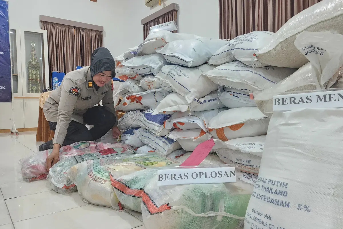 Puluhan karung beras oplosan yang disita Polres Metro Depok pada operasi pasar menjelang Ramadhan 1446 H di wilayah Depok. (Liputan.com/Dicky Agung Prihanto)