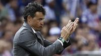Pelatih Barcelona, Luis Enrique, memberikan instruksi saat laga final Copa Del Rey melawan Alaves di Stadion Vicente Calderon, Madrid, Sabtu (27/5/2017). Barcelona menang 3-1 atas Alaves. (EPA/Mariscal)