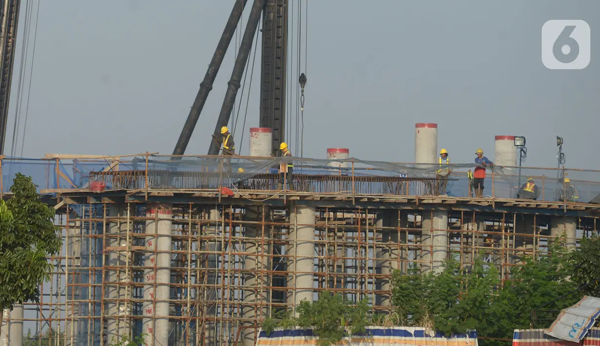 Pekerja menyelesaikan proyek pembangunan jalan Tol Cibitung-Cilincing, Jakarta, Selasa (30/6/2020). Proyek jalan tol sepanjang 34,8 km tersebut merupakan jalan Tol Jakarta Outer Rong Road (JORR) 2.  (merdeka.com/Imam Buhori)