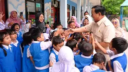 Presiden Prabowo Subianto juga menyempatkan menyapa anak-anak yang menunggu kedatangannya. (Foto: Handout/Istana Kepresidenan Indonesia/AFP)