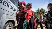 Selanjutnya pengungsi Rohingya diangkut ke kamp pengungsian dari Desa Matang Pasi, Kabupaten Bireun, Provinsi Aceh pada tanggal 16 Oktober 2023 (AMANDA JUFRIAN/AFP)