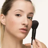 Tips mengatasi blush yang patchy saat makeup agar hasilnya tetap flawless. (foto: jcomp/freepik)