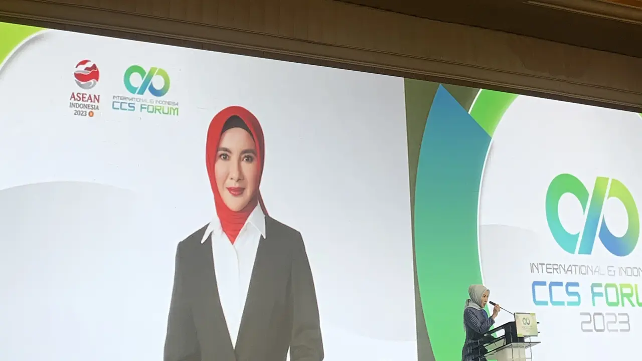 Direktur Utama PT Pertamina (Persero) Nicke Widyawati dalam acara International & Indonesia CCS Forum di Hotel Mulia, Jakarta pada Senin (11/9/2023). Ia menyoroti Indonesia yang memiliki total potensi Co2 hingga 400 Gigaton. (Tasha/Liputan6.com)