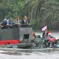 Presiden Joko Widodo menjajal Panser Anoa Amfibi saat menghadiri rapat pimpinan TNI di Mabes TNI, Cilangkap, Senin (16/1). Kedatangan Presiden Jokowi dalam rangka menghadiri Rapim TNI Tahun 2017. (Liputan6.com/Angga Yuniar)