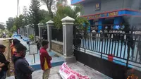 Mahasiswa menolak kedatangan TKA China di Kendari, menggelar salat jenazah di depan Kantor Imigrasi Kelas I Kendari, Senin (29/6/2020).(Liputan6.com/Ahmad Akbar Fua)