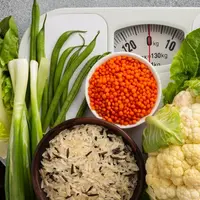 Bahan makanan yang terdiri dari beras dan sayuran beserta timbangan badan (Foto Dok: Freepik/freepik).