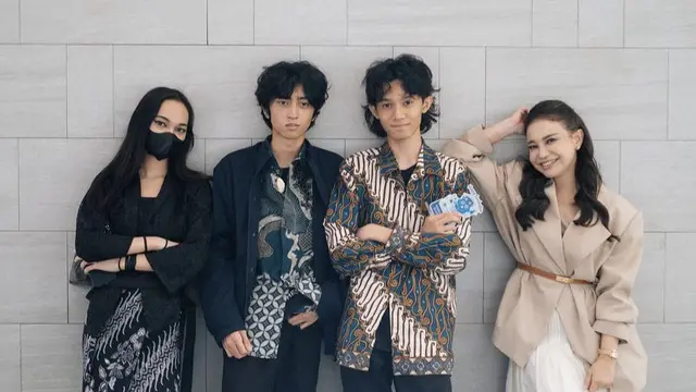 Tampilan Rossa saat antar wisuda anak, credit: @itsrossa910