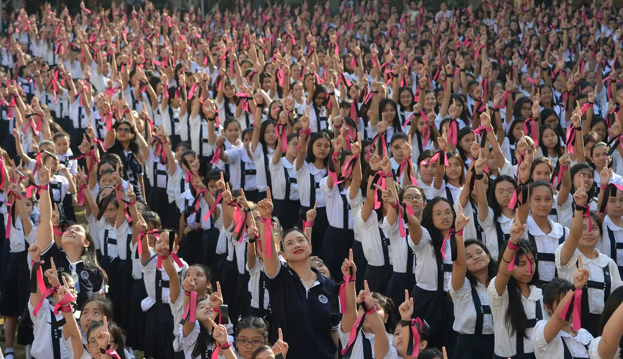 Siswa dari St. Scholastica's College mengambil bagian dalam gerakan One Billion Rising di Manila, Filipina, Kamis (14/2). Lebih dari 3.000 siswa berpartisipasi dalam acara yang digelar yang bertepatan dengan Hari Valentine tersebut. (TED ALJIBE/AFP)